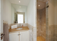 holiday rental la pinette st tropez bathroom
