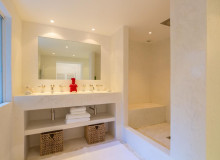 holiday rental salt and sea les salins st tropez bathroom