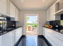 villa for rent avenia pampelonne kitchen