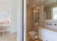 villa for rent avenia pampelonne bathroom