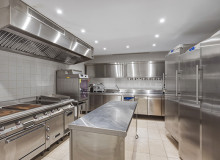 villa for rent tropeziennes les parcs de st tropez kitchen